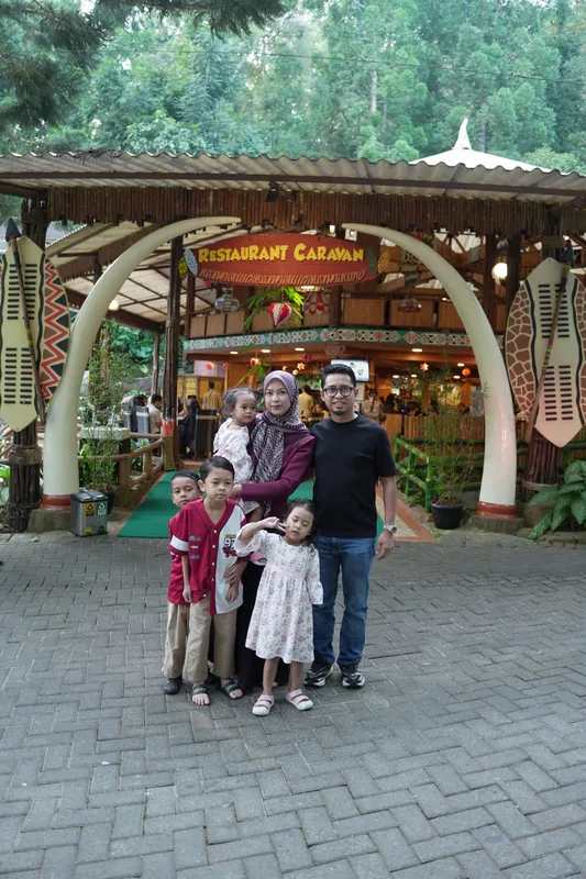 DrQIM meluangkan masa bersama isteri dan anak-anak